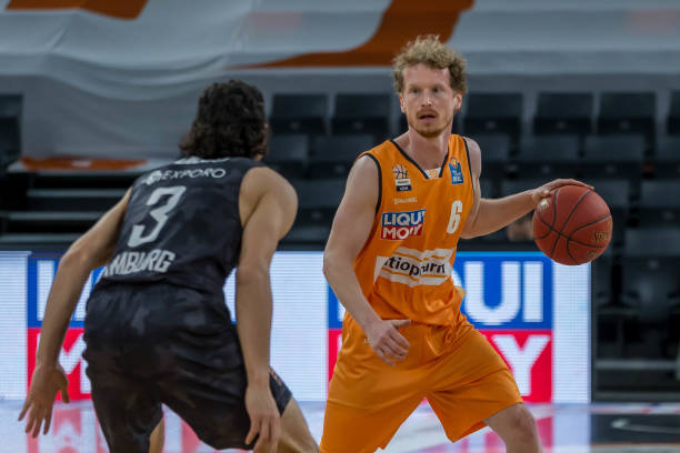 通过吸收国 通过吸收国