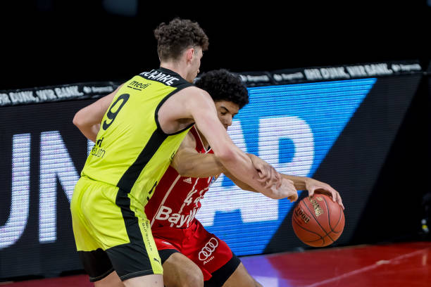 尽管他在巴 尽管他在巴