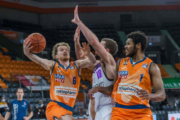 他缺席更多 他缺席更多